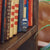 Casio Vintage Armbanduhr auf Regal, blaues Display und Edelstahlband