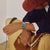 Casio Armbanduhr am Handgelenk mit blauem Display und silbernem Edelstahlband