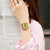 Nahaufnahme: Casio Unisex-Digitalarmbanduhr in Gold mit transparentem Armband am Handgelenk