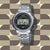 Casio Vintage-klocka sedd framifrån med silverfärgat armband i rostfritt stål och svart display