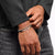 "Armband i silver med svarta accenter runt handleden"