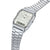 Casio-armbandsur sedd från sidan, silverfärgat metallarmband och rektangulär boett med display.