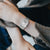 Casio Vintage Armbanduhr am Handgelenk mit silbernem Mesh-Armband und Digitalanzeige