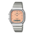 Casio Armbanduhr mit silbernem Metallarmband und pfirsichfarbener Uhr-Display-Anzeige