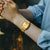 Goldene Casio Vintage Armbanduhr am Handgelenk in Seitenansicht
