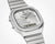 Casio-Armbanduhr Nahansicht mit silberner Lünette, Digitaldisplay und Analogzeiger