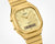 Goldene Casio Armbanduhr Nahaufnahme: Zifferblatt mit Digitalzeit