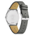 Herrklocka sedd bakifrån med silverfärgat hölje och grått präglat läderarmband