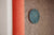 Väggklocka med oval, turkos urtavla och slanka visare