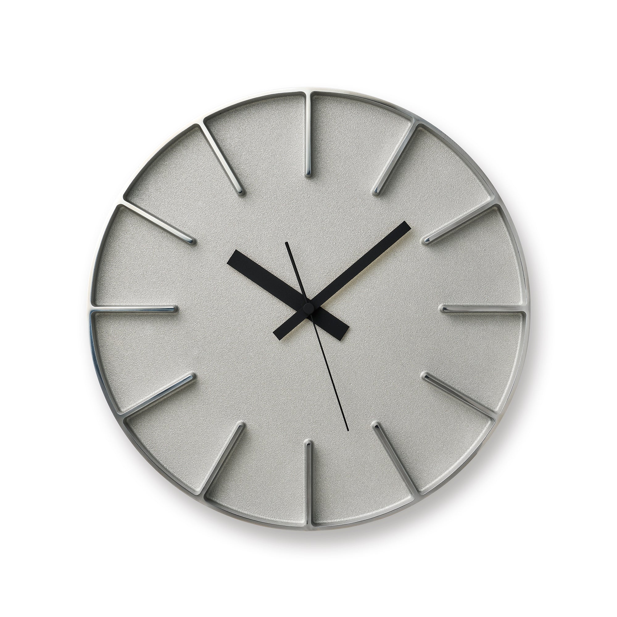 Runde Wanduhr mit silbernem Zifferblatt, schwarzen Zeigern und schmalen Stabindexen