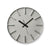 Runde Wanduhr mit silbernem Zifferblatt, schwarzen Zeigern und schmalen Stabindexen