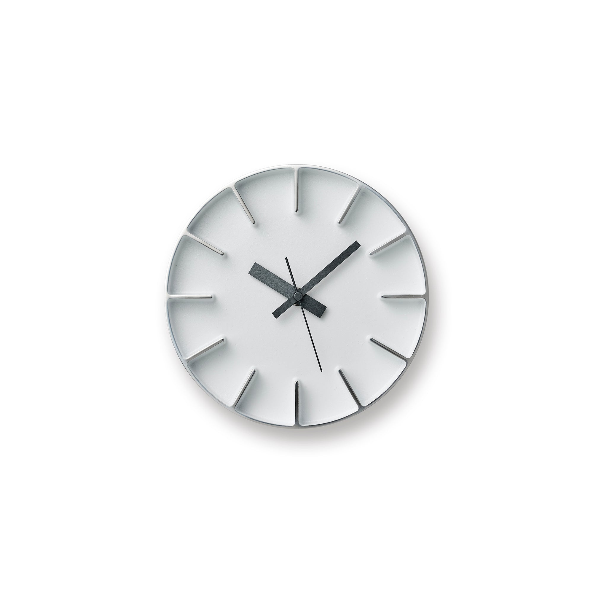 Runde Wanduhr mit weißem Zifferblatt, silbernem Rand und schwarzen Zeigern