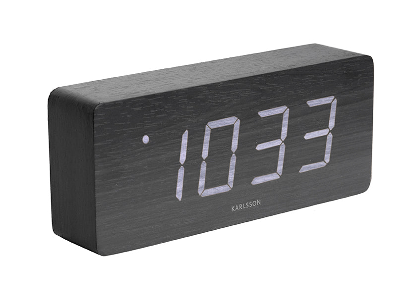 Svart LED-väckarklocka i träutseende med visning "10:33"