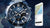 Blaue Herrenuhr mit Smartphone im Bild: Zifferblatt mit Bluetooth-/RCVD-Anzeige