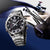 Casio EDIFICE Herrenarmbanduhr (Schrägansicht) mit silberfarbenem Metallband und schwarzen Akzenten