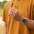 Casio EDIFICE herrklocka på handleden, blå urtavla och stålarmband.