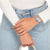 "Damenuhr am Handgelenk mit silbernem Armband und hellblauem Zifferblatt"