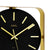 Wanduhr med guldfärgade visare, AMS-logotyp och metallram