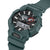 Casio G‑SHOCK Herrenuhr seitlich, analog-digitales Display, dunkelgrünes Band mit Schutzgehäuse.