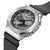 G-SHOCK GM-2100 Uhr, schrägansicht: silbernes Gehäuse, schwarzes Armband, analoge Zeiger