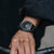Am Handgelenk getragene G-Shock Herrenuhr mit schwarzem Gehäuse und Stoffarmband
