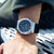 Casio G-Shock am Handgelenk mit schwarzem Band und farbigem Zifferblatt