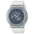G-Shock Uhr mit weißem Armband, silbernes Gehäuse und dunkles Zifferblatt