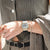 Casio G-Shock Uhr am Handgelenk, gelbgoldfarbene Lünette, schwarzes Band, Digitalanzeige