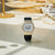 Casio G-Shock Uhr auf schwarzem Band, gelbgoldfarbene Metalllünette mit Digitaldisplay