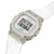 Casio G-SHOCK Damenuhr mit weißem Armband, silbernem Displaybereich und Regenbogen-Schimmer.