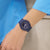 Dunkelblaue G‑SHOCK Uhr am Handgelenk mit blauem Kunststoffarmband