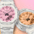 G-Shock Nahaufnahme: transparentes Gehäuseband mit rosafarbenem Zifferblatt