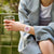 Casio G-Shock Armbanduhr am Handgelenk, transparentes Band mit rosa Zifferblatt