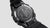 Casio G-Shock Gehäuse-Rückseite mit Serien- und Normangaben auf schwarzer Metallfläche