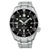 Herrenarmbanduhr mit schwarzem Zifferblatt, Edelstahlgehäuse und hellen Indexen, ohne Hintergrund.