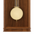 Holzwanduhr-detalj: rund pendel med guldfärgade fästen framför brun träram