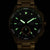 Herrenarmbanduhr bei Dunkelheit, grüne Leuchtpunkte und Leuchtzeiger auf schwarzem Zifferblatt