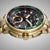 Herrenarmbanduhr Detail: Lünette mit Skala, schwarzes Zifferblatt, goldfarbene Zeiger