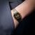 Damklocka på handleden, digital display, guldfärgad boett med metallarmband