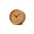 Zegar stołowy Lemnos Muku z okrągłą obudową z jasnobrązowego drewna, z arabskimi cyframi i czarnymi wskazówkami