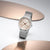 Mondaine Doppio Damenarmbanduhr mit hellem Zifferblatt und silbernem Milanaiseband