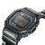 Herrenarmbanduhr G-SHOCK schräg: dunkles Gehäuse, blau eingefasstes Display und seitliche Bedienelemente