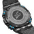Rückseite Herrenarmbanduhr G-SHOCK: graues Titan-Gehäuse mit MR-G-Logo und Schraubprofilen