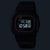 Herrenarmbanduhr G-SHOCK mit dunklem Gehäuse und blau umrandetem Display, digitale Zeit im Blick