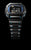 Herrenarmbanduhr G-SHOCK frontal: schwarzes Gehäuse, blau eingefasster Displaybereich, Digitalanzeige