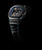 Herrenarmbanduhr G-SHOCK seitlich: schwarzes Gehäuse mit blauen Akzenten und Metallarmband-Gliedern