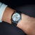 Casio armbandsur med silverfärgat rostfritt stålband och vit urtavla med arabiska siffror