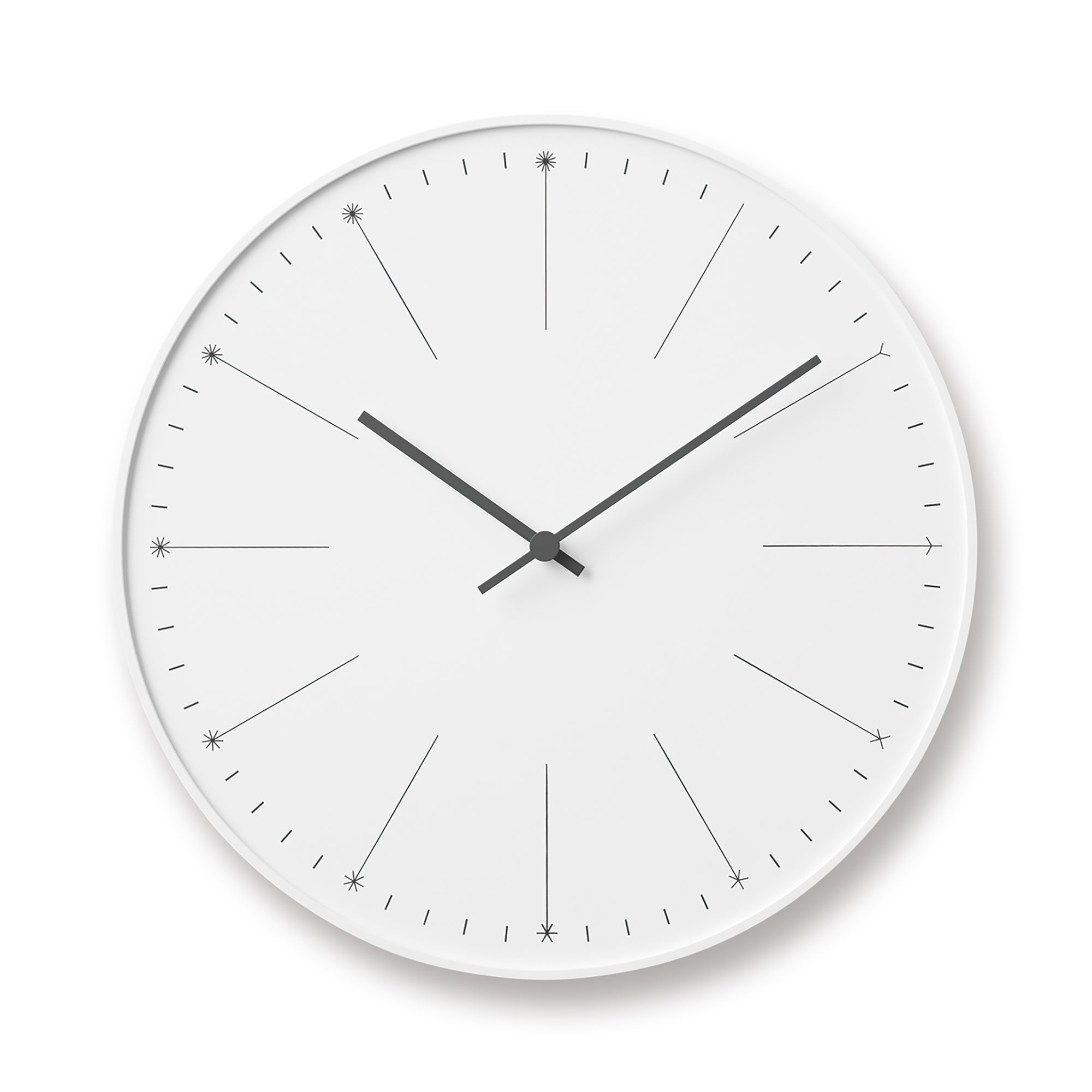 Weiße Wanduhr mit markierten Strichindexen und schwarzen Zeigern, rundes Zifferblatt