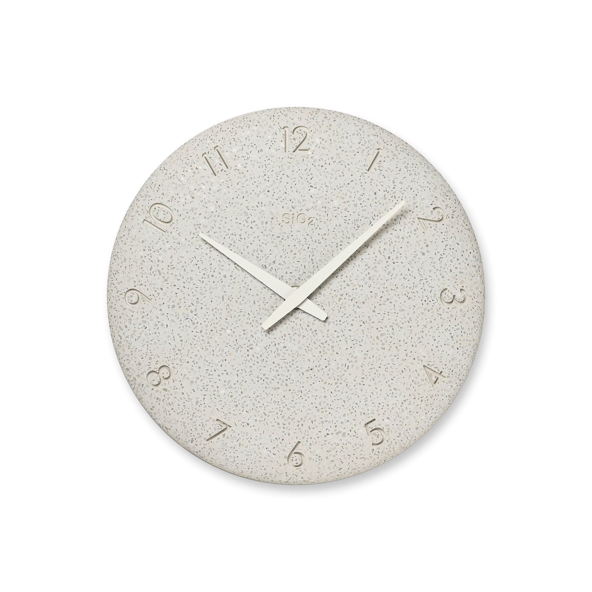 Runde Wanduhr mit gesprenkeltem hellgrauem Zifferblatt, goldfarbene Zahlen, weiße Zeiger