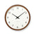 Braune Wanduhr mit rundem Holzrahmen, weißem Zifferblatt und schwarzen Zeigern